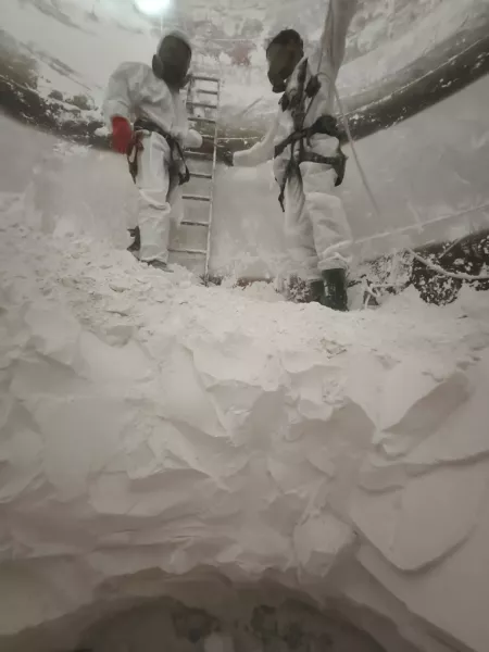 Udronianie-silosu-z-zastygego-wapna-PGE-Pomorzany-2